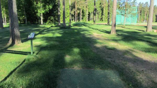 luontokuva, kuvassa urheilupuiston frisbeegolfradan väylä 2 aloituspaikka