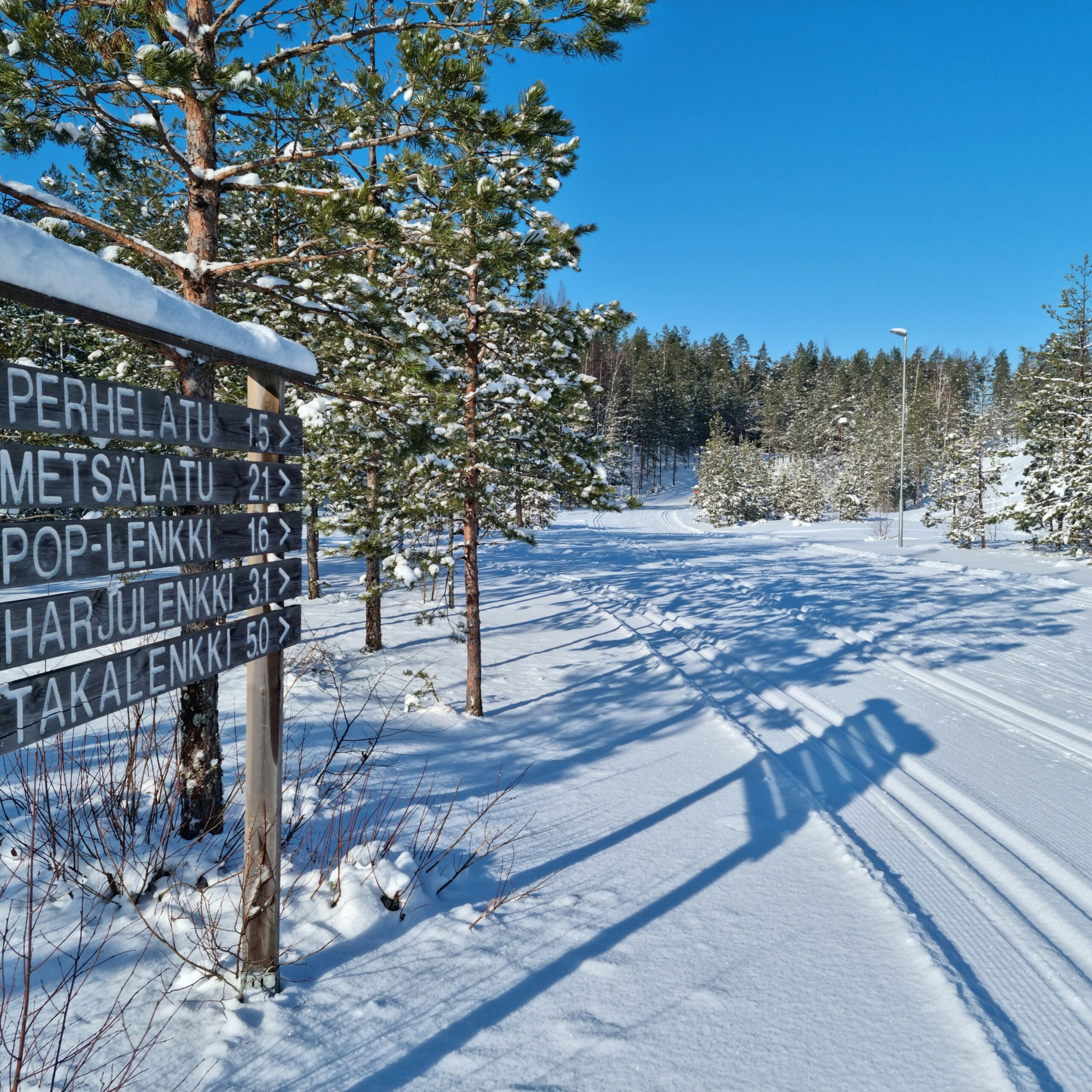 kuvassa hiihtolatujen opastustaulu Hevonlinnan maisemissa