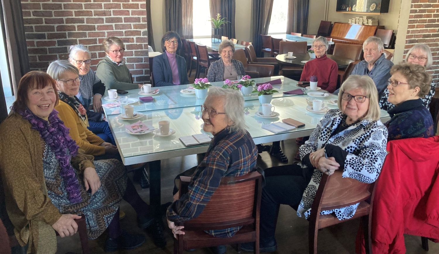 kuvassa pöydän ympärilla istuvat eläköityneet opettajat