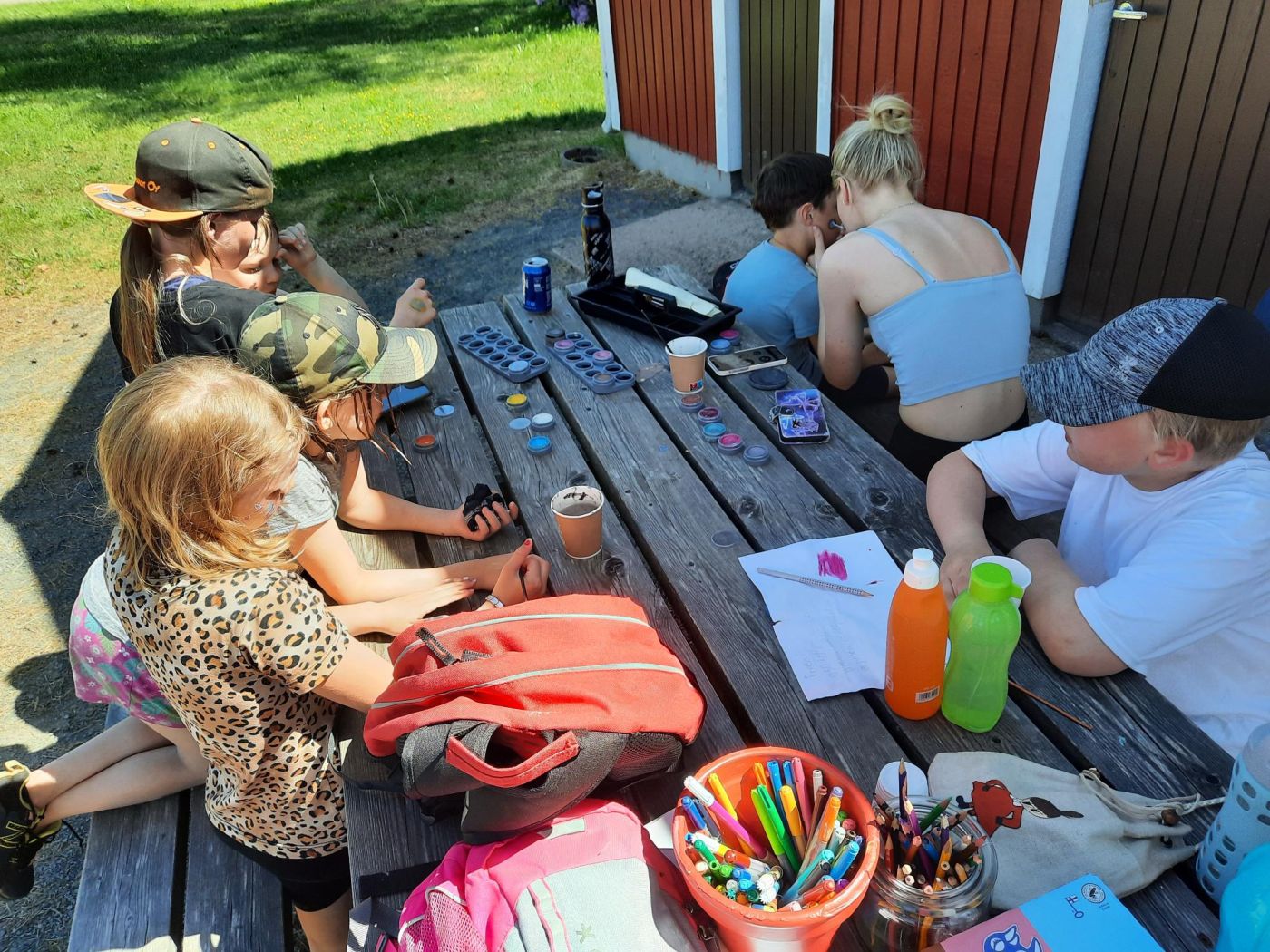 Leiriläisille maalataan kasvomaalauksia