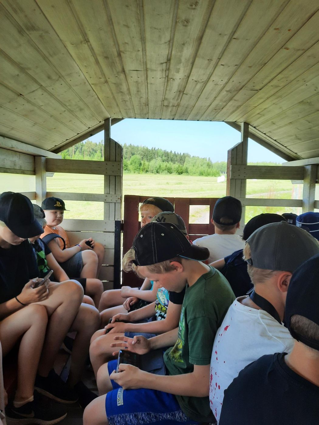 Leiriläiset kotieläintilalla ajelulla