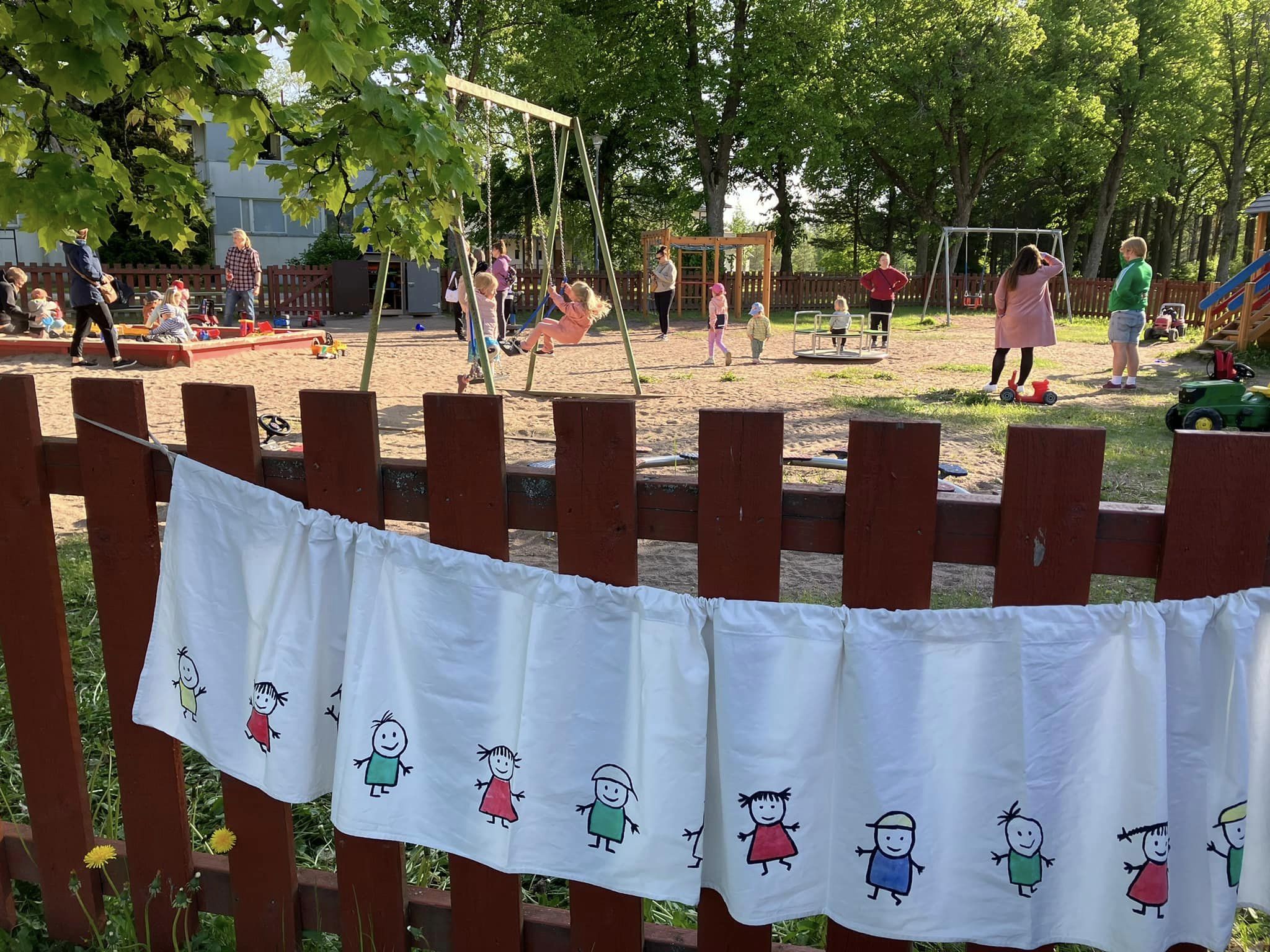 Kuvassa Kosken leikkipuisto, jossa lapsia leikkimässä vanhempien valvonnassa